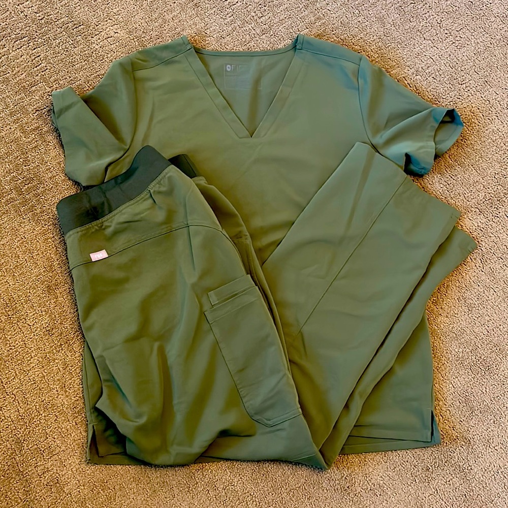 Large Figs Dark Olive Scrubs